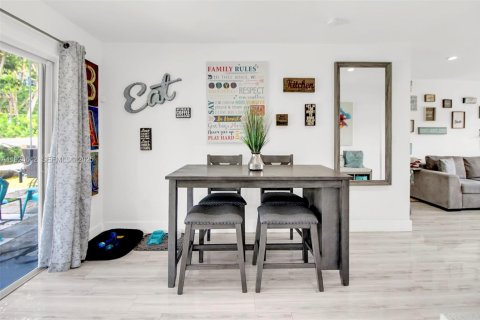 House in Oakland Park, Florida 3 bedrooms, 95.32 sq.m. № 1985765 - photo 19