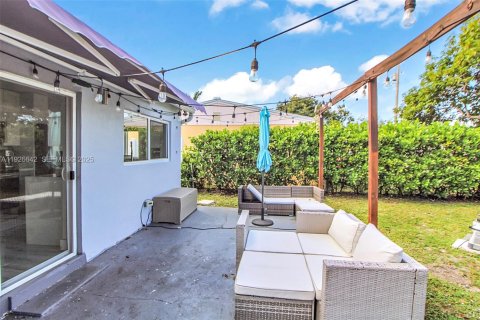 House in Oakland Park, Florida 3 bedrooms, 95.32 sq.m. № 1985765 - photo 6