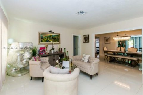 Villa ou maison à louer à Miami Shores, Floride: 3 chambres, 187.66 m2 № 1977321 - photo 13