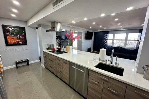 Condominio en alquiler en Hallandale Beach, Florida, 2 dormitorios, 139.35 m2 № 2033526 - foto 11