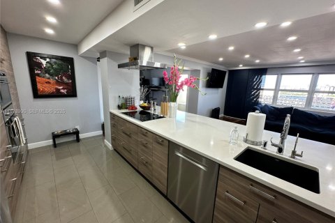 Condominio en alquiler en Hallandale Beach, Florida, 2 dormitorios, 139.35 m2 № 2033526 - foto 10