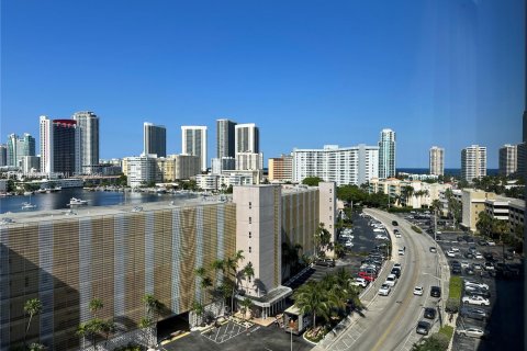 Condominio en alquiler en Hallandale Beach, Florida, 2 dormitorios, 139.35 m2 № 2033526 - foto 25