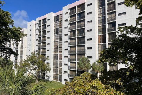 Condo in Sunny Isles Beach, Florida, 3 bedrooms  № 1738317 - photo 1