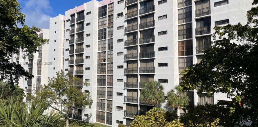 Condo in Sunny Isles Beach, Florida, 3 bedrooms  № 1738317