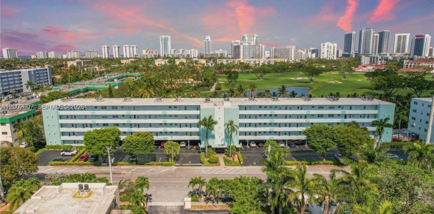 Кондоминиум с 1 спальней в Халландейл-Бич, Флорида № 2066300