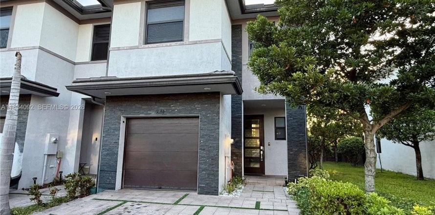 Adosado en Miami Lakes, Florida 3 dormitorios, 157.19 m2 № 2181811