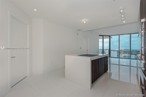 Condo in Miami, Florida, 2 bedrooms  № 1783798 - photo 1