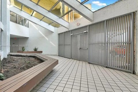 Снять в аренду кондоминиум в Майами, Флорида 2 спальни, 83.43м2, № 2034441 - фото 2