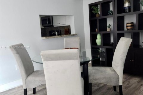 Снять в аренду кондоминиум в Майами, Флорида 2 спальни, 83.43м2, № 2034441 - фото 10