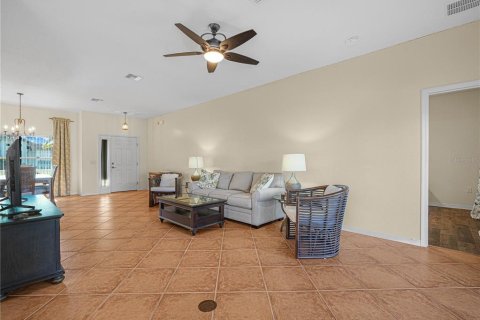 House in Winter Haven, Florida 3 bedrooms, 156.08 sq.m. № 2400451 - photo 5
