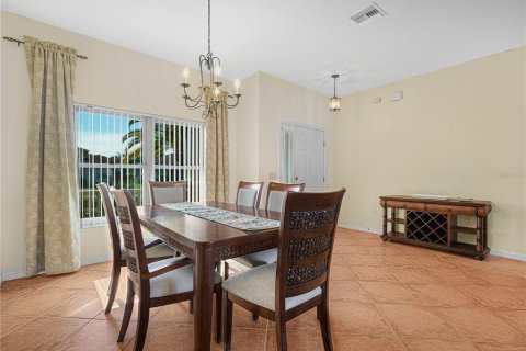 House in Winter Haven, Florida 3 bedrooms, 156.08 sq.m. № 2400451 - photo 8