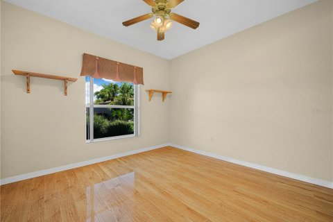 House in Winter Haven, Florida 3 bedrooms, 156.08 sq.m. № 2400451 - photo 18
