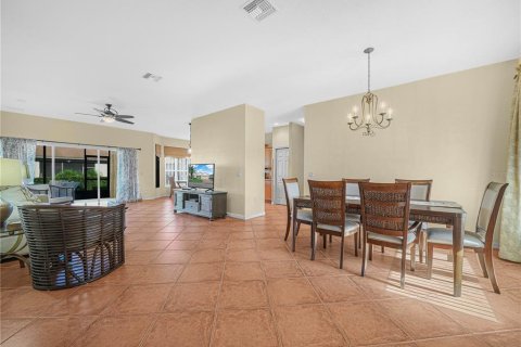 House in Winter Haven, Florida 3 bedrooms, 156.08 sq.m. № 2400451 - photo 3