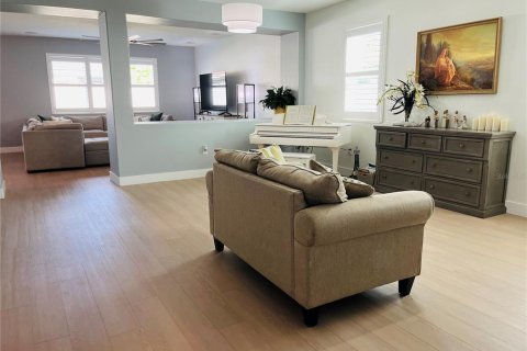 House in Winter Garden, Florida 5 bedrooms, 352.38 sq.m. № 2408468 - photo 5