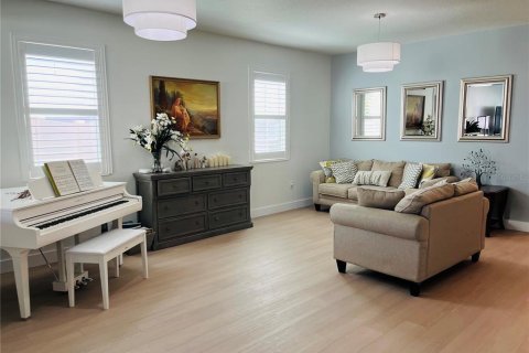 House in Winter Garden, Florida 5 bedrooms, 352.38 sq.m. № 2408468 - photo 4