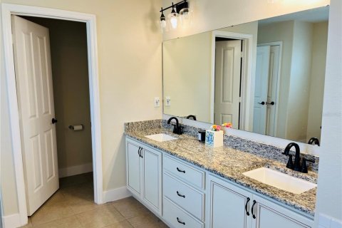 House in Winter Garden, Florida 5 bedrooms, 352.38 sq.m. № 2408468 - photo 17