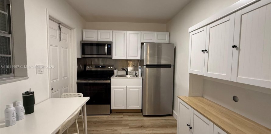 Кондоминиум с 2 спальнями в Лодерхилл, Флорида № 1967328