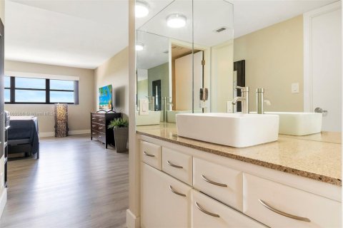 Condo in Fort Lauderdale, Florida, 2 bedrooms  № 1893477 - photo 21