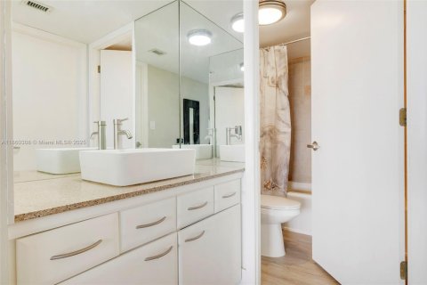 Condo in Fort Lauderdale, Florida, 2 bedrooms  № 1893477 - photo 22