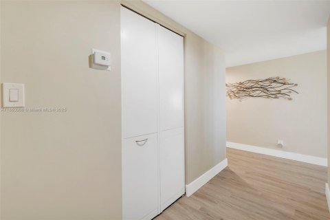 Condo in Fort Lauderdale, Florida, 2 bedrooms  № 1893477 - photo 15