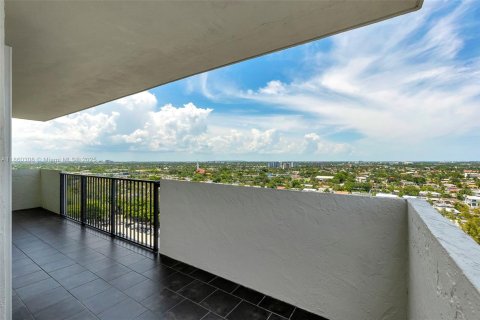 Condo in Fort Lauderdale, Florida, 2 bedrooms  № 1893477 - photo 27