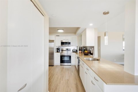 Condo in Fort Lauderdale, Florida, 2 bedrooms  № 1893477 - photo 9