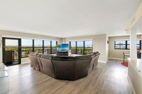 Condo in Fort Lauderdale, Florida, 2 bedrooms  № 1893477 - photo 1
