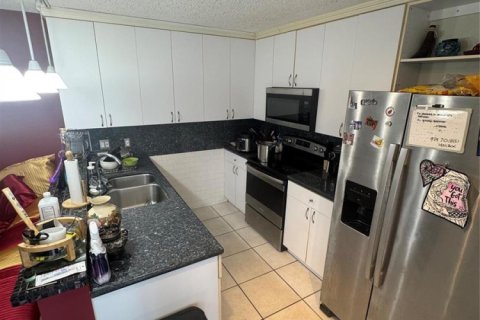 Townhouse in Sunrise, Florida 2 bedrooms, 145.86 sq.m. № 2082775 - photo 3