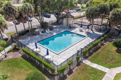 Townhouse in Sunrise, Florida 2 bedrooms, 145.86 sq.m. № 2082775 - photo 12