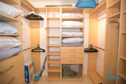 Condo in Surfside, Florida, 2 bedrooms  № 2152448 - photo 11