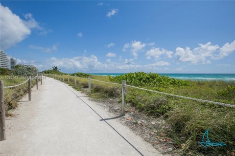 Condo in Surfside, Florida, 2 bedrooms  № 2152448 - photo 27
