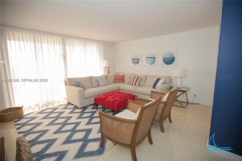 Condo in Surfside, Florida, 2 bedrooms  № 2152448 - photo 12