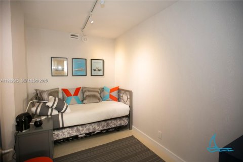 Condo in Surfside, Florida, 2 bedrooms  № 2152448 - photo 15