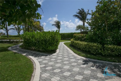 Condo in Surfside, Florida, 2 bedrooms  № 2152448 - photo 29