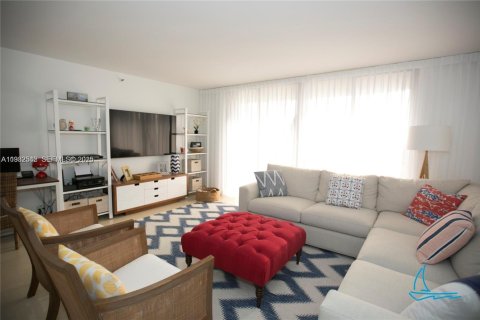 Condo in Surfside, Florida, 2 bedrooms  № 2152448 - photo 21