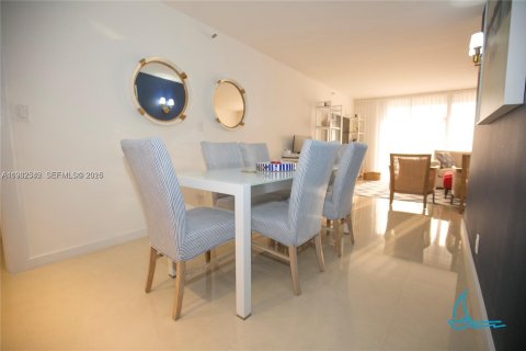 Condo in Surfside, Florida, 2 bedrooms  № 2152448 - photo 7