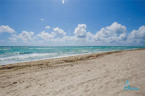 Condo in Surfside, Florida, 2 bedrooms  № 2152448