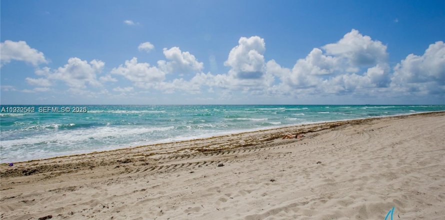 Condo in Surfside, Florida, 2 bedrooms  № 2152448