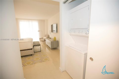 Condo in Surfside, Florida, 2 bedrooms  № 2152448 - photo 19