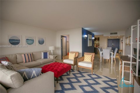 Condo in Surfside, Florida, 2 bedrooms  № 2152448 - photo 4