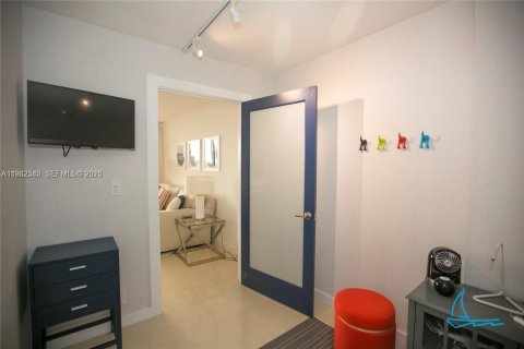 Condo in Surfside, Florida, 2 bedrooms  № 2152448 - photo 16