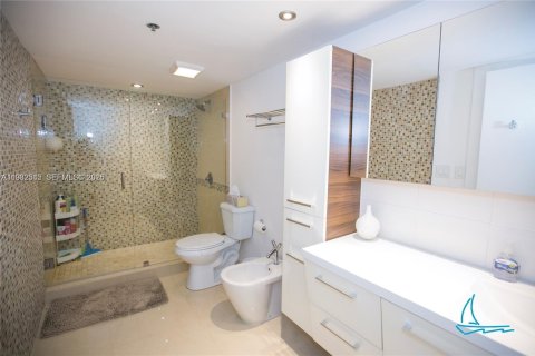Condo in Surfside, Florida, 2 bedrooms  № 2152448 - photo 10