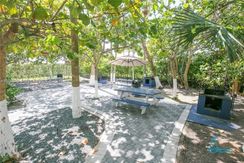 Condo in Surfside, Florida, 2 bedrooms  № 2152448 - photo 25