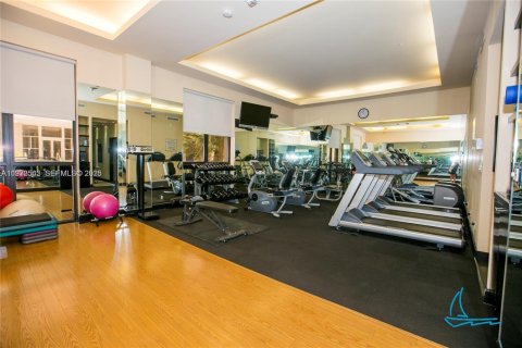 Condo in Surfside, Florida, 2 bedrooms  № 2152448 - photo 28