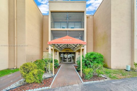 Condo à Hollywood, Floride, 2 chambres  № 2082092