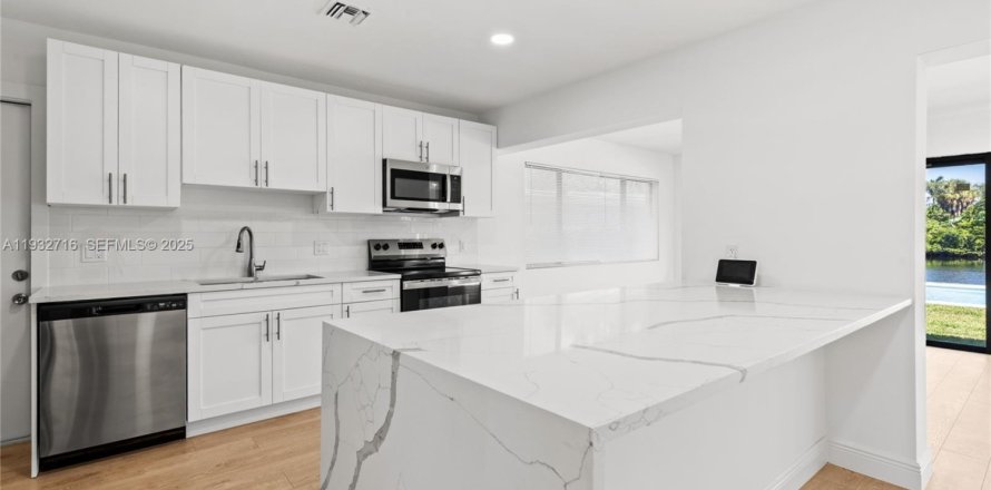 Дом в Холливуд, Флорида 3 спальни, 142.79м2 № 1991649