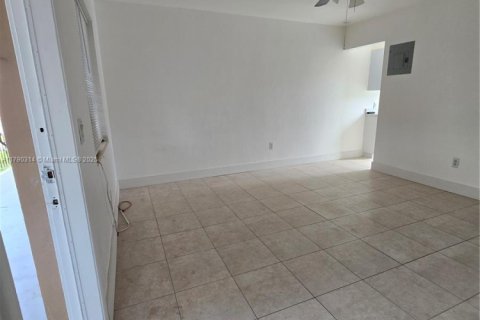 House in Hallandale Beach, Florida 1 bedroom, 128.76 sq.m. № 1861011 - photo 3