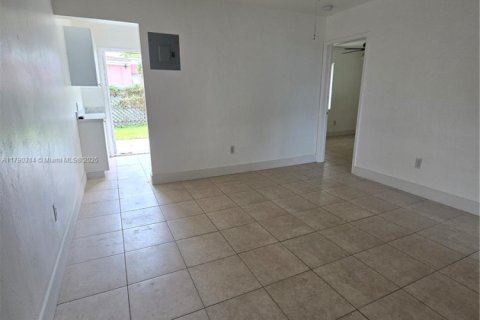 House in Hallandale Beach, Florida 1 bedroom, 128.76 sq.m. № 1861011 - photo 2