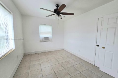 House in Hallandale Beach, Florida 1 bedroom, 128.76 sq.m. № 1861011 - photo 11