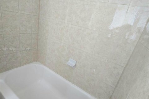 House in Hallandale Beach, Florida 1 bedroom, 128.76 sq.m. № 1861011 - photo 14